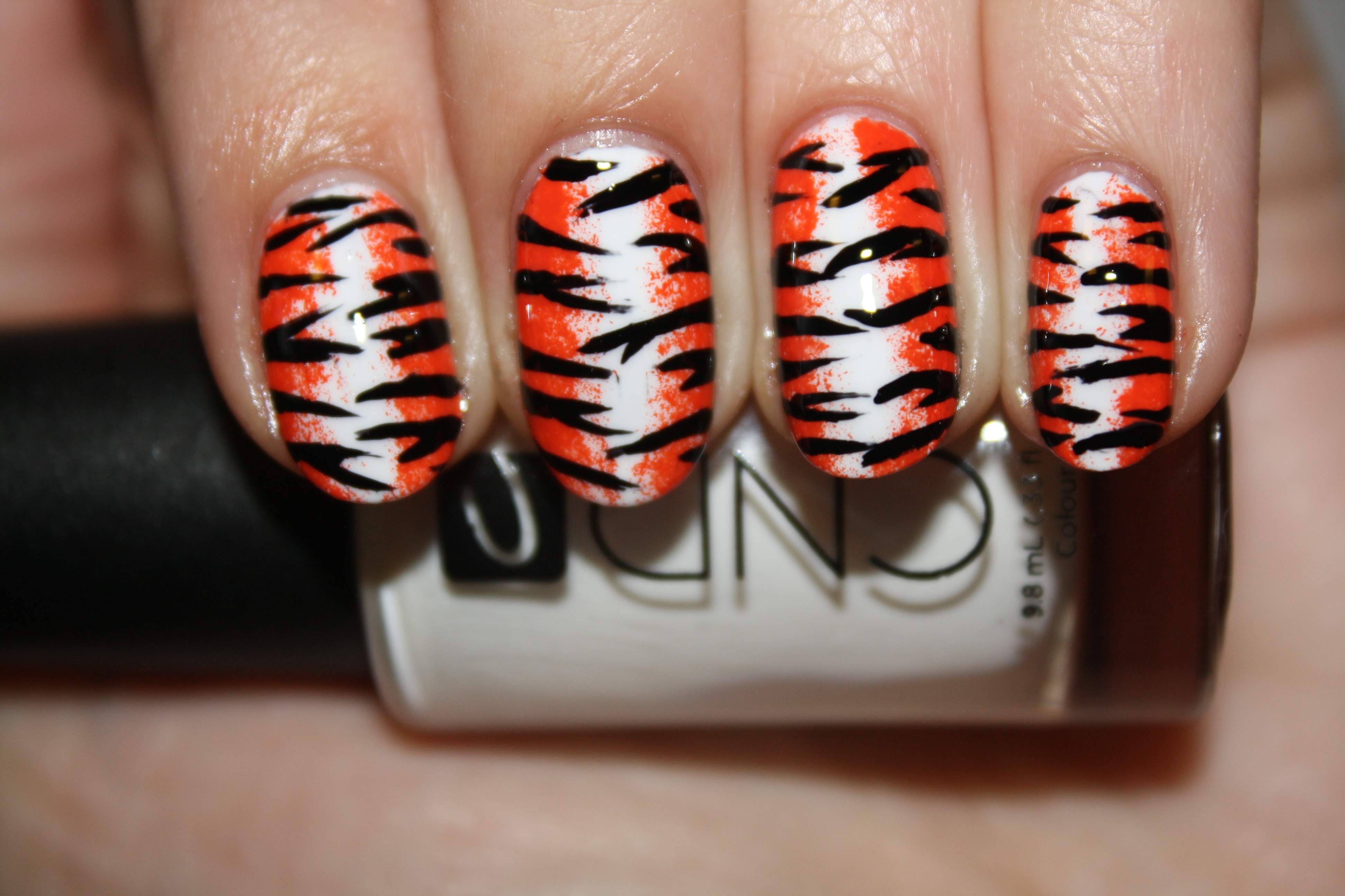 Тигровые ногти дизайн. Тигровые ногти. Маникюр с тигром. Дизайн ногтей тигровый. Тигровый принт на ногтях.